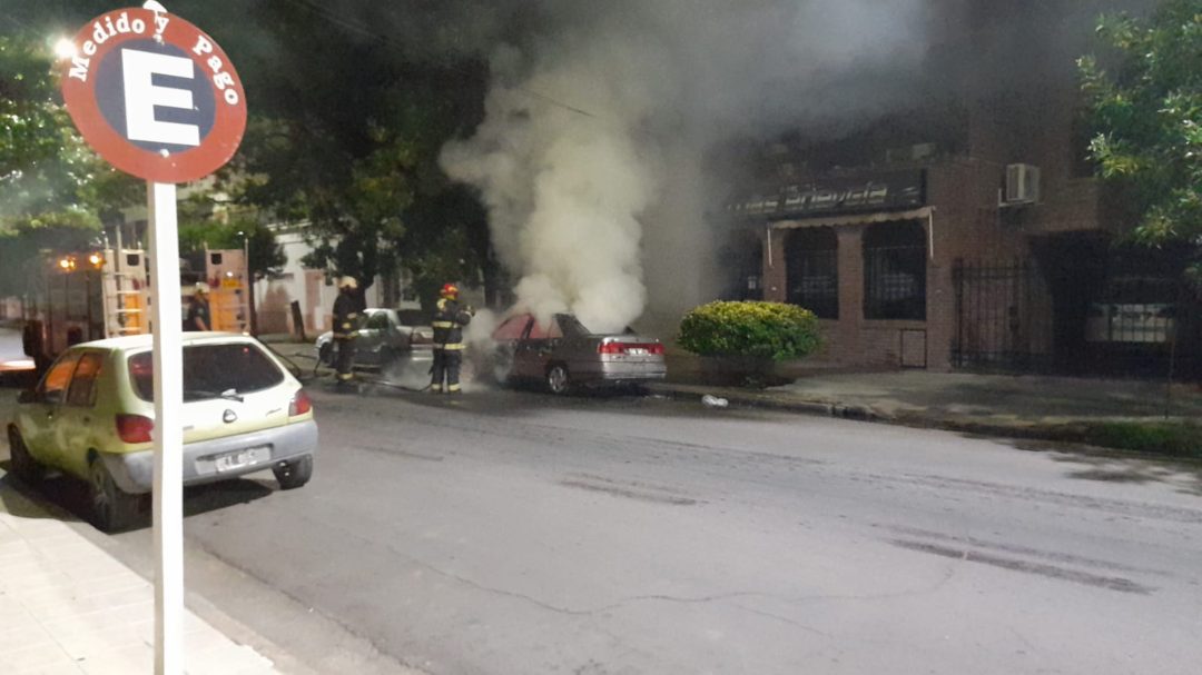 Dos autos se incendiaron en plena vía pública