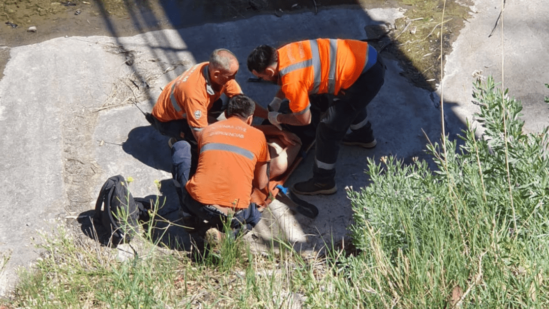 Un hombre fue trasladado al hospital tras caer al canal Maldonado en el sector del Parque de Mayo