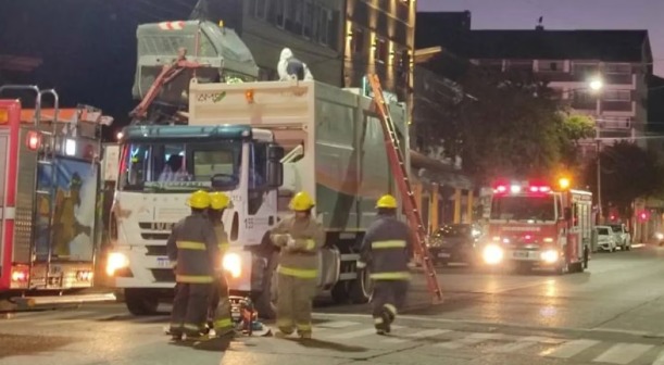 Un hombre murió aplastado por un camión de basura mientras dormía en un contenedor