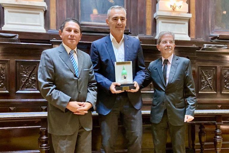 Marcelo Feliú recibió un premio por su labor en el Senado Provincial