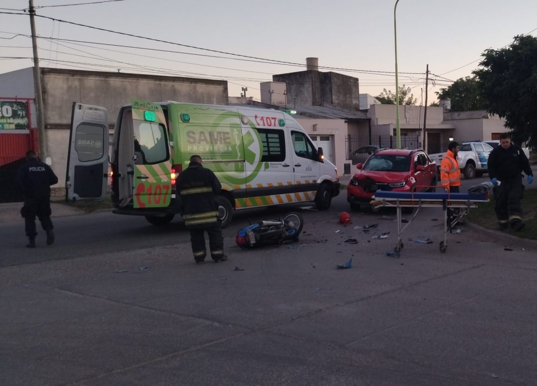 Un motociclista fue hospitalizado tras chocar contra una camioneta