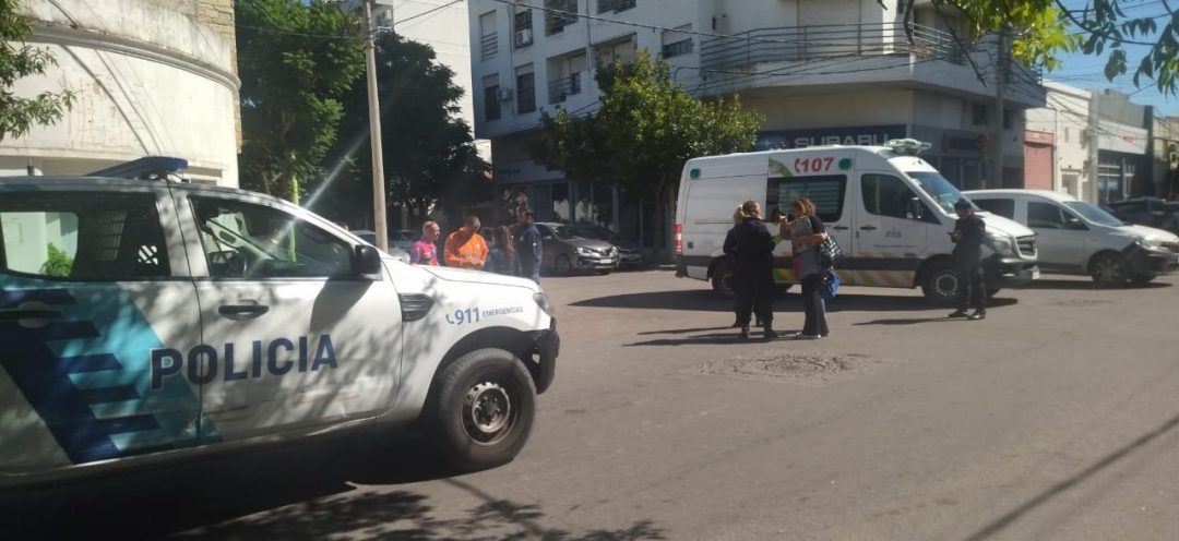 Fuerte accidente en Alvarado y Salta, una mujer fue hospitalizada