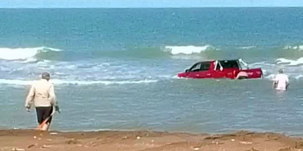 Calculó mal la marea y el agua casi se lleva su camioneta en las playas de Monte Hermoso