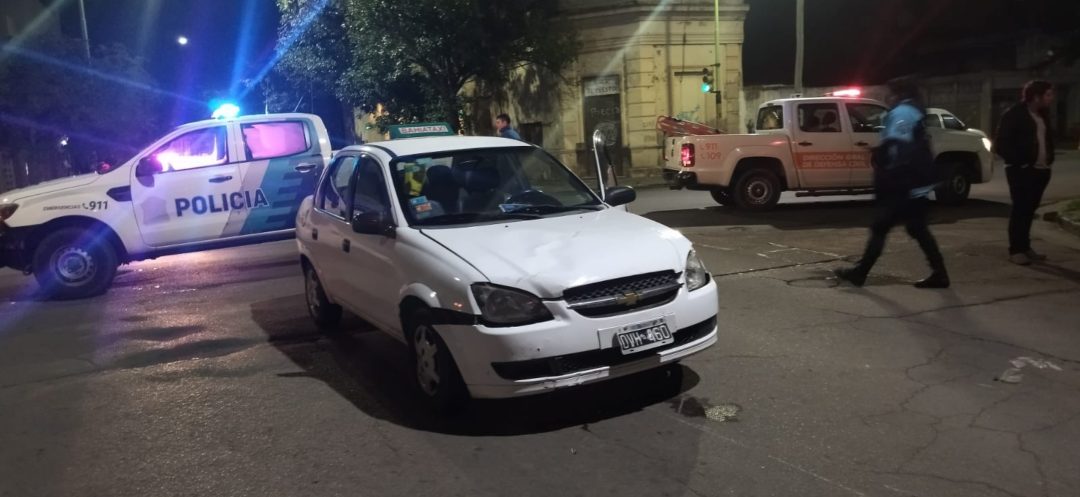 Dos jóvenes hospitalizados tras un choque contra un taxi