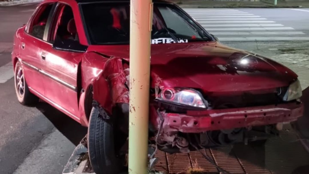 Un hombre perdió el control de su auto y terminó contra una columna de alumbrado