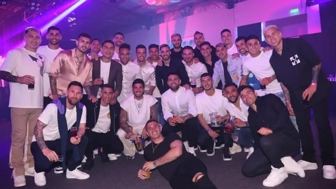 Otamendi, el showman de la fiesta de la Selección: se burló de los más jovenes y le puso pimienta al festejo