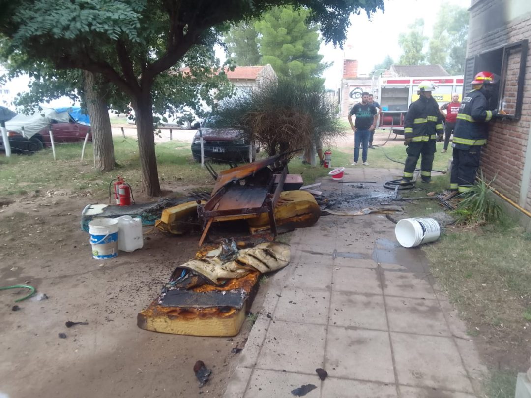 Incendio afectó la habitación de una vivienda. Una mujer fue asistida