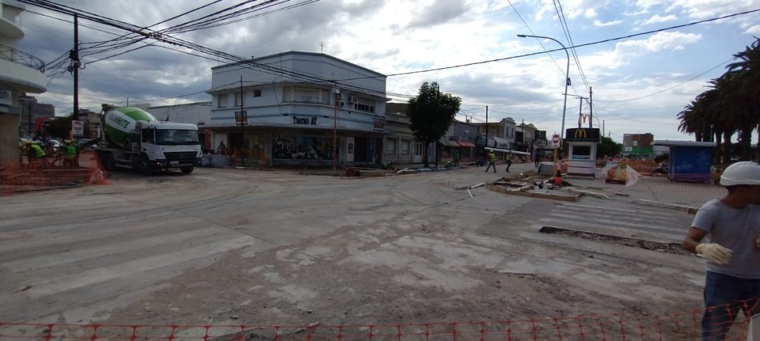 Insólita polémica entre Villa Mitre y Olimpo por el color de las baldosas de la peatonal