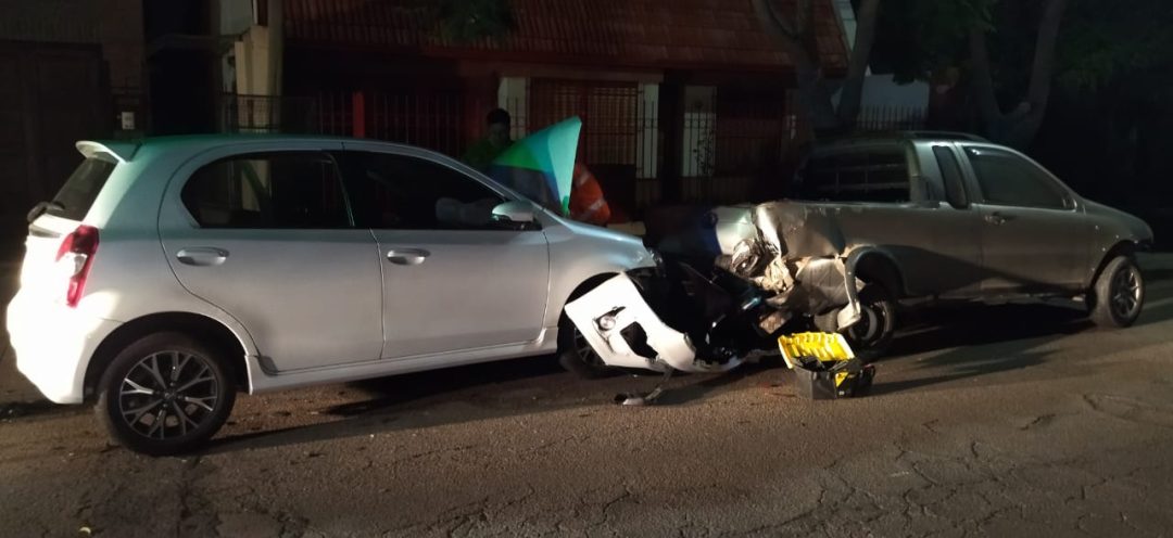 Alcoholizada chocó contra una camioneta estacionada