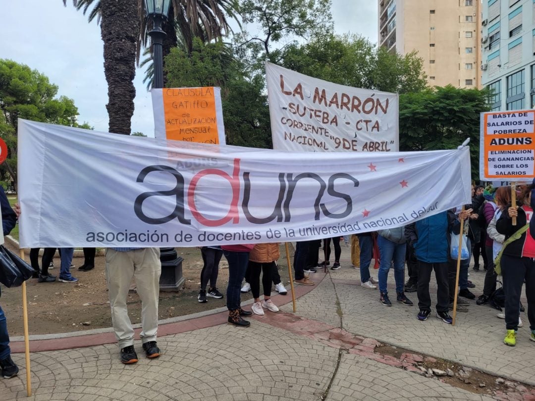 Anunciaron un paro de gremios docentes y no docentes para este miércoles