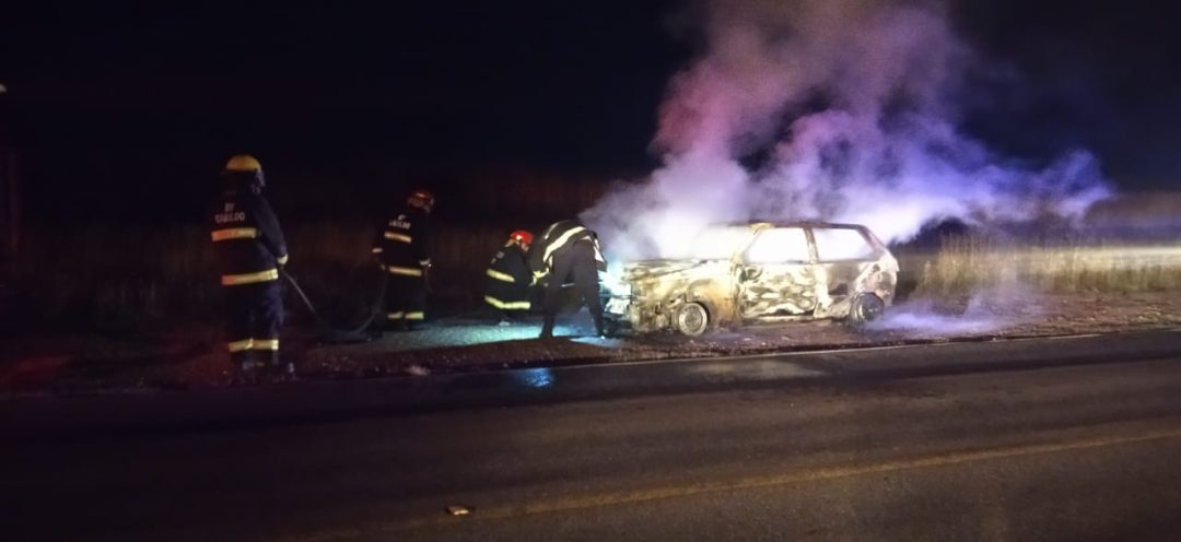 Un auto se quemó mientras circulaba por la ruta 51