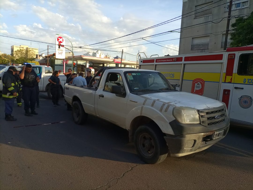 Una mujer fue hospitalizada tras ser atropellada por una camioneta