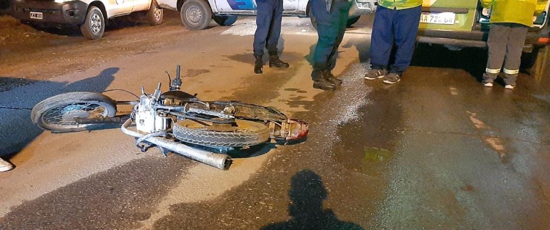 Un colectivo rozó a un motociclista y provocó su caída