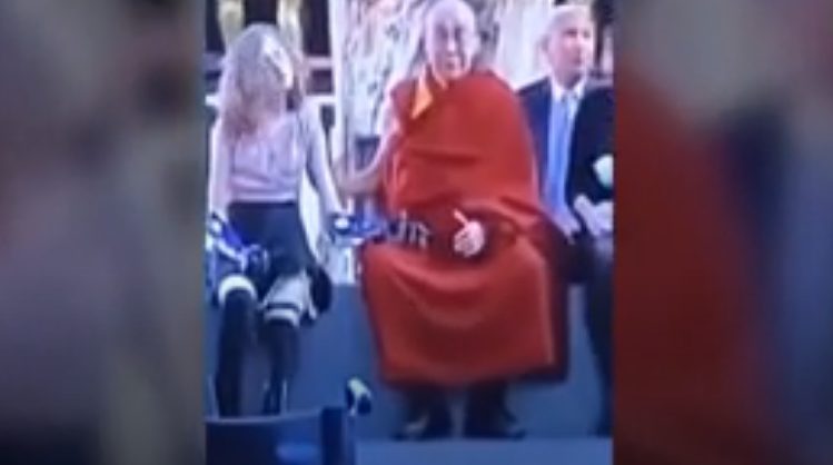 Se viraliza un nuevo video del Dalai Lama tocando a una niña de forma inapropiada