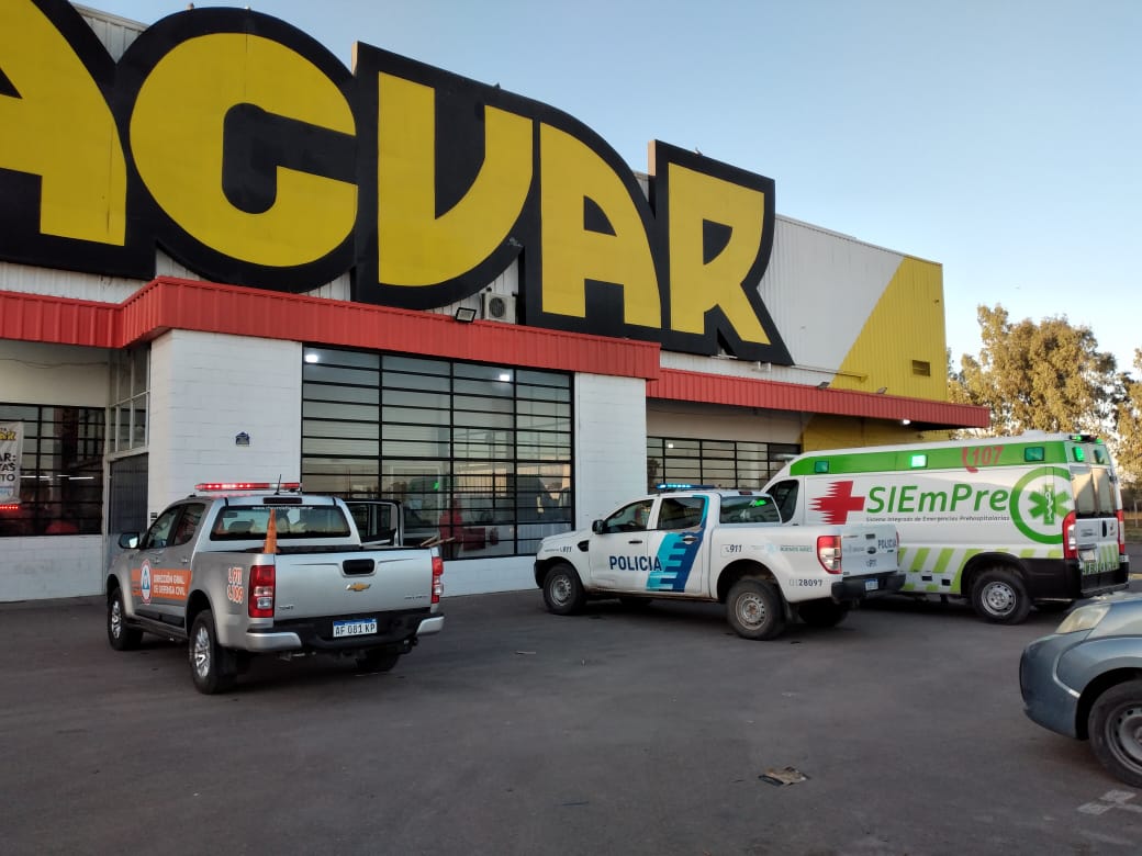 Un operario resultó herido tras caer de una escalera en un supermercado