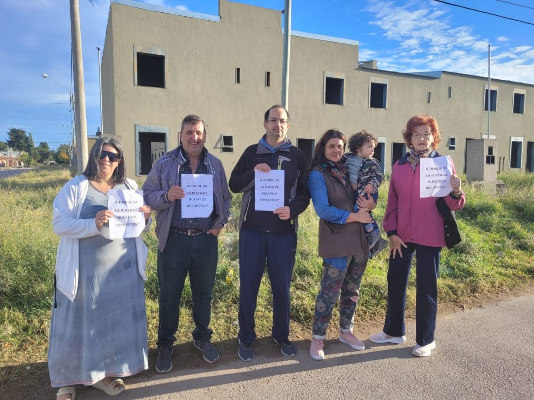 Vecinos reclaman por viviendas sin terminar