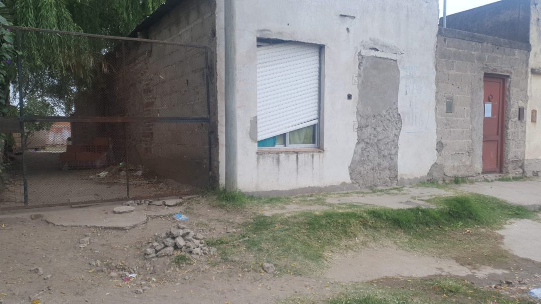 Allanaron la vivienda de los dueños del Pitbull que atacó a un joven en Villa Loreto