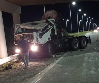 No calculó bien la altura del camión y chocó contra el Puente Naranja