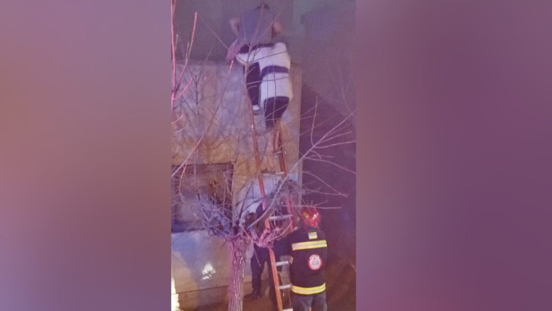 Una pareja fue rescatada tras un importante incendio en el garaje de su casa
