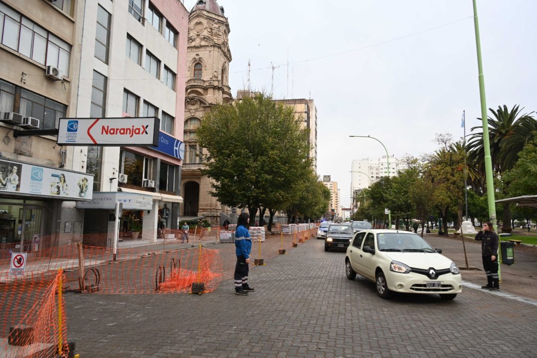 Semipeatonal de Alsina: se habilitó media calzada