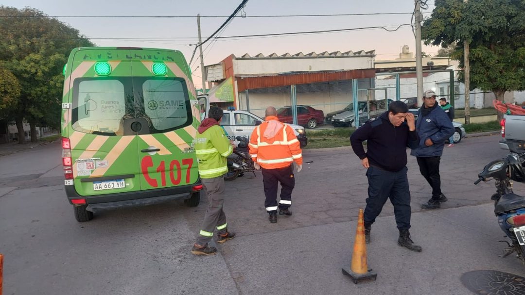 Una motociclista fue traslada a un hospital luego de un fuerte choque contra un auto