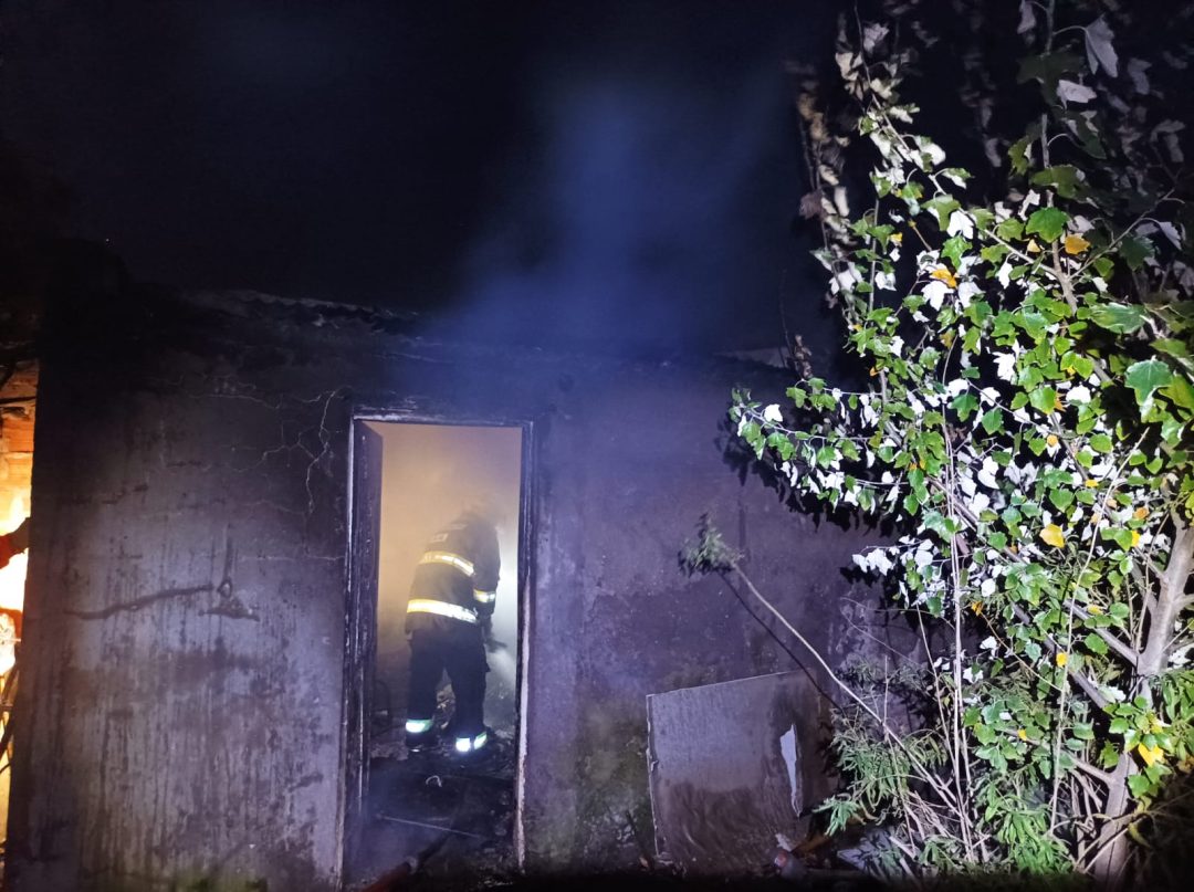 Un incendio destruyó un departamento y una mujer fue asistida por la inhalación de humo