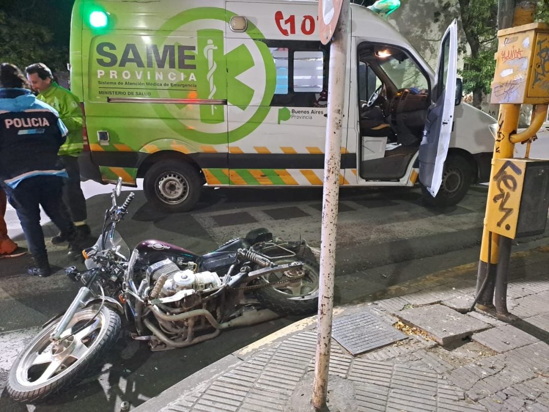 Fuerte choque entre una camioneta y una moto en Vieytes y Rondeau