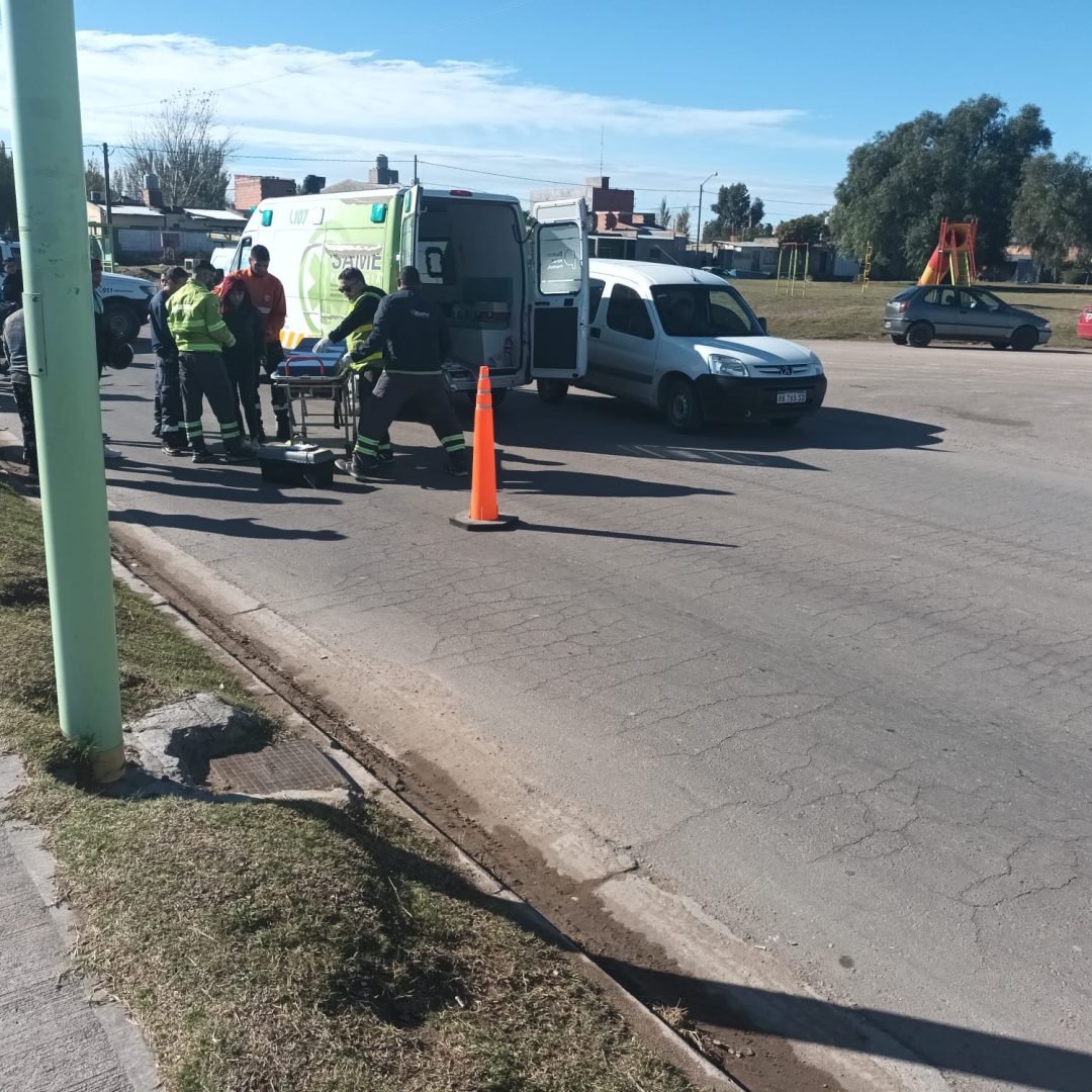 Una motociclista terminó hospitalizada tras un fuerte choque