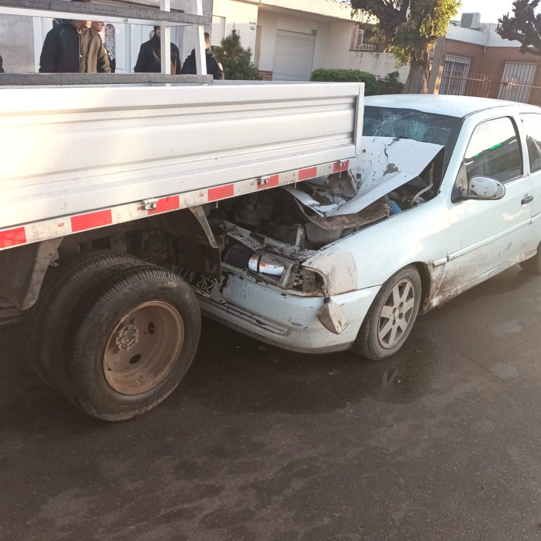 Chocó un camión estacionado y terminó hospitalizado