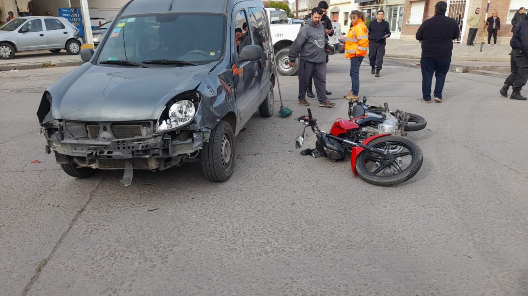 Un motociclista en grave estado tras un choque en White