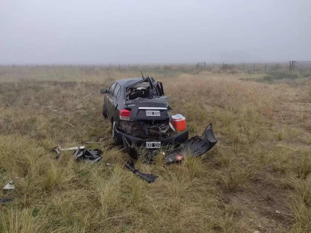 Violento impacto entre un camión y un auto en la ruta 33