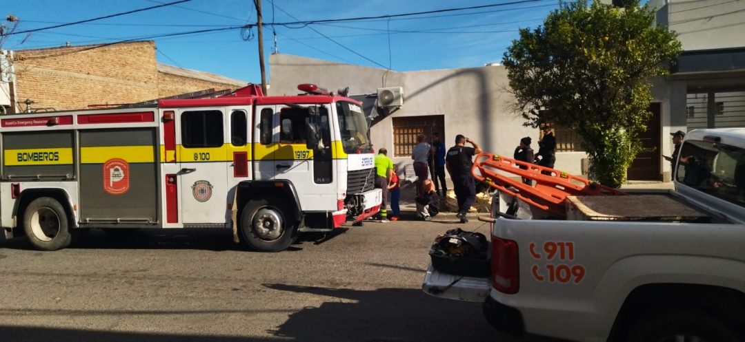 Dos menores asistidos por inhalar humo, en el incendio qua afectó parcialmente una vivienda