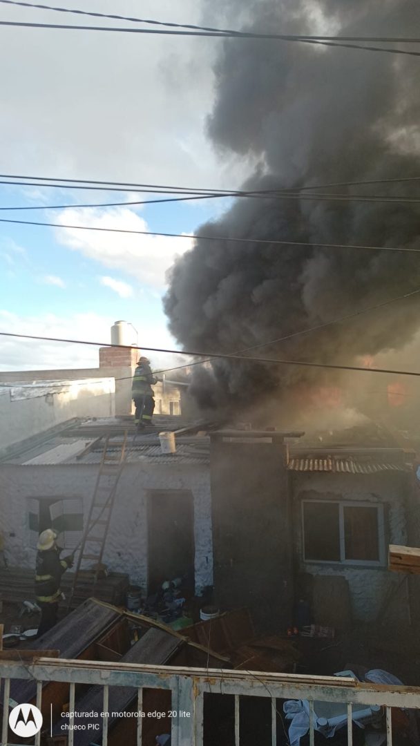 Dos mujeres asistidas y pérdidas totales tras el incendio en una vivienda