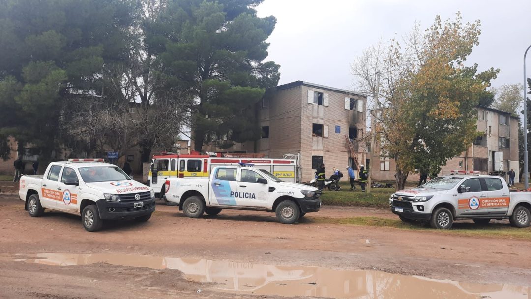 Siete personas asistidas tras el incendio de un departamento en el barrio Fonavi