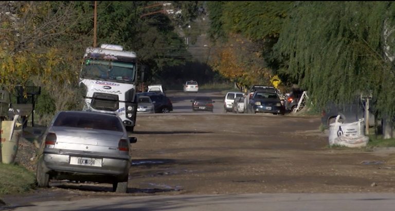 Vecinos denuncian abandono en su barrio: no llega el colectivo, hay perdidas cloacales y falta de mantenimiento en espacios verdes