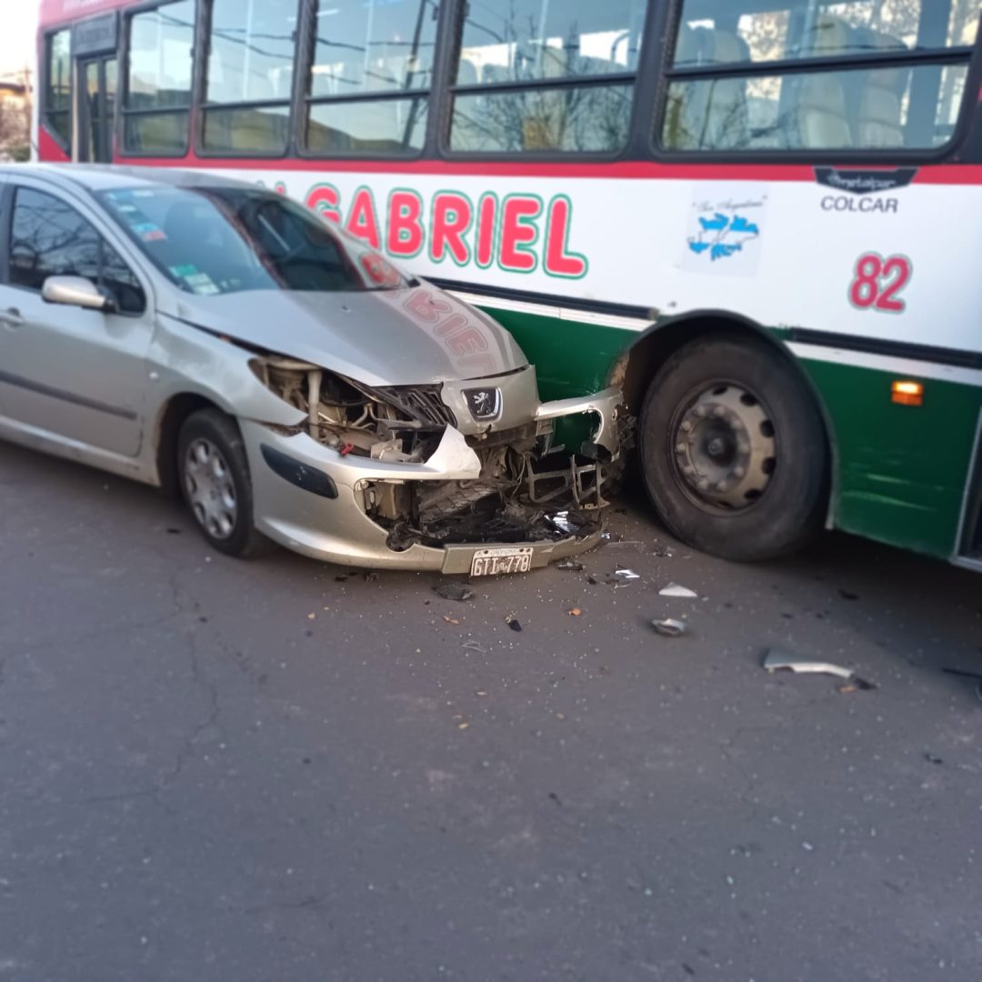 Fuerte choque sin heridos entre un auto y un colectivo