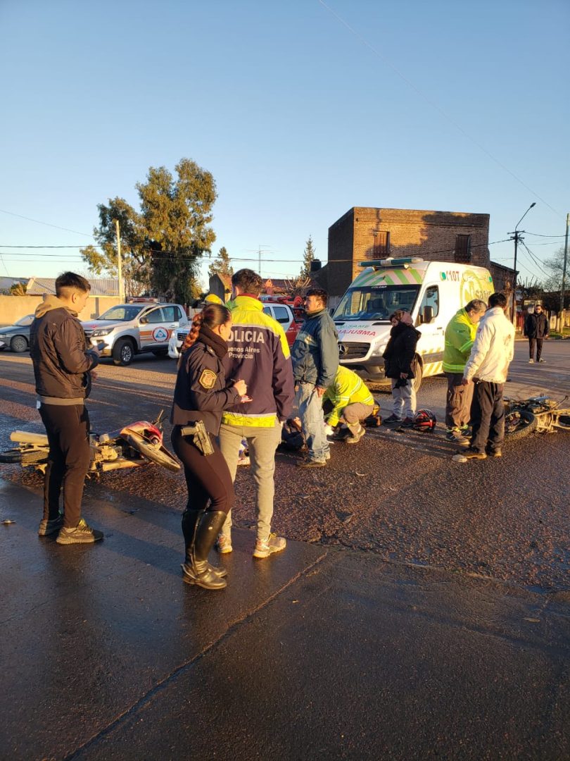 Una mujer herida tras el choque entre dos motos