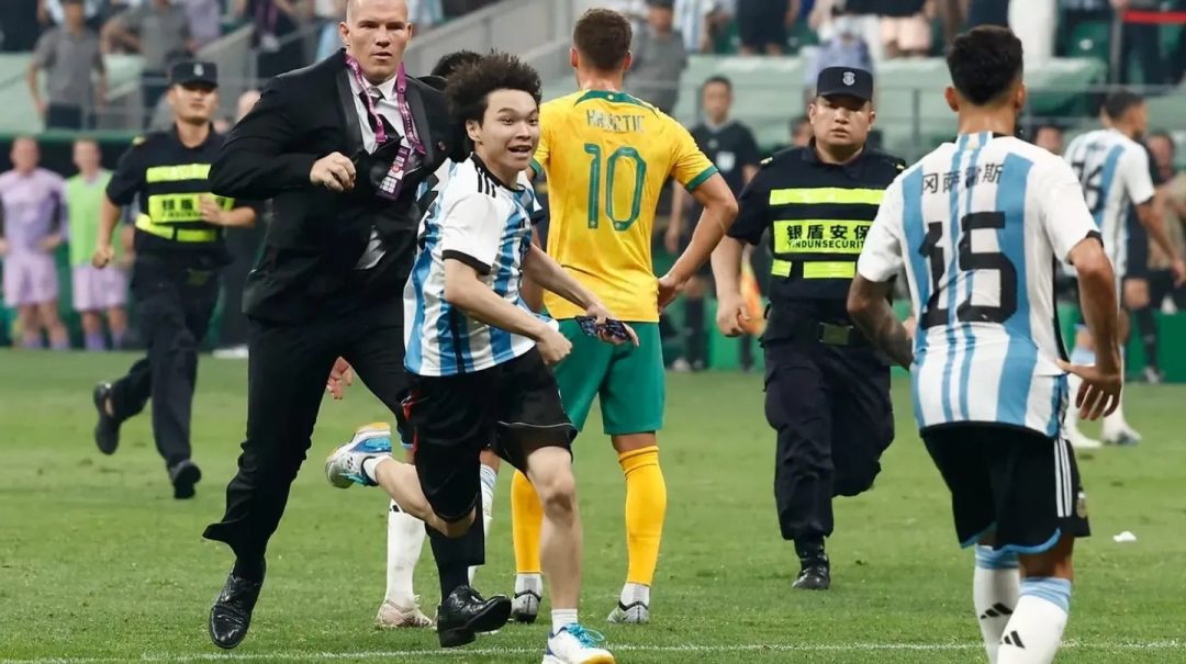 Habló el fanático chino que se metió en la cancha para abrazar a Lionel Messi: “Quiero ir a…”