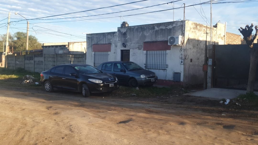 Dos delincuentes armados robaron a una familia en Villa Talleres