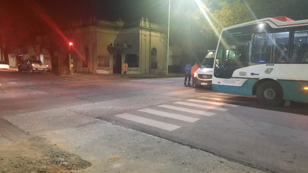 Un colectivo frenó de golpe y cuatro personas resultaron heridas