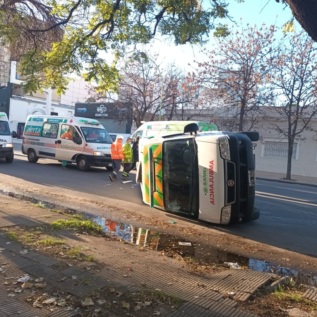 Una ambulancia que trasladaba a un paciente en código rojo volcó en macrocentro