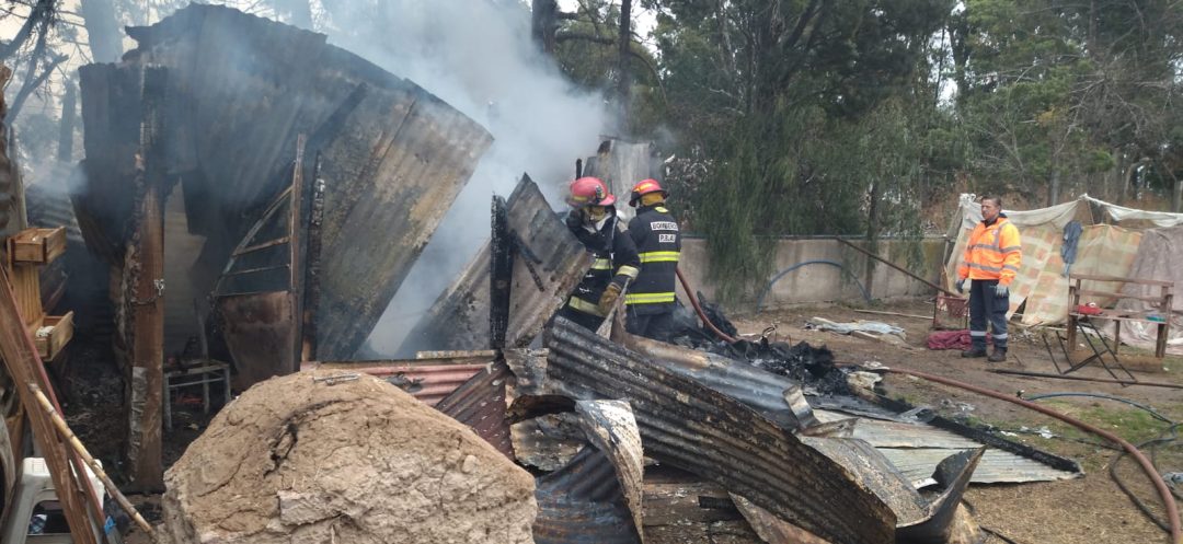 Una precaria vivienda se incendió y las pérdidas fueron totales