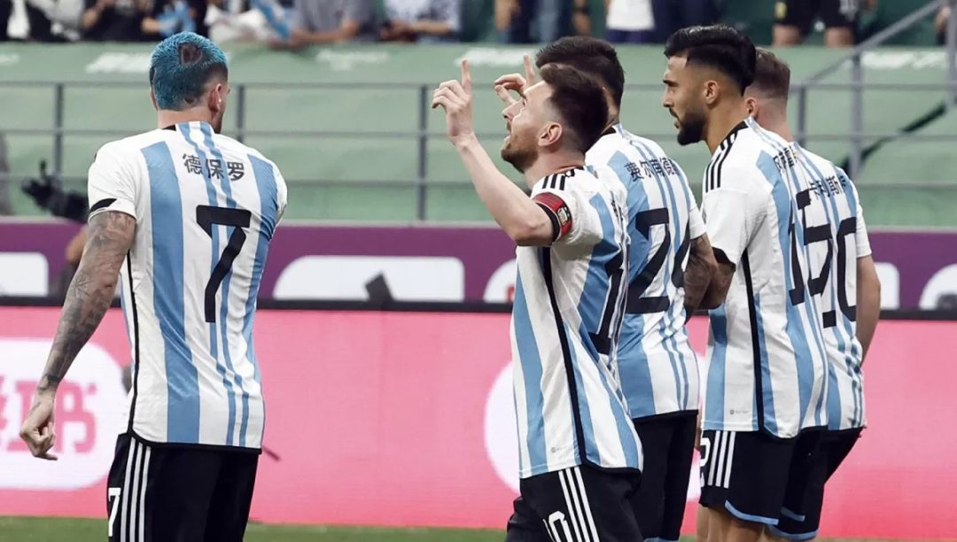 Con un gol del bahiense Pezzella y otro de Messi, la Selección venció a Australia