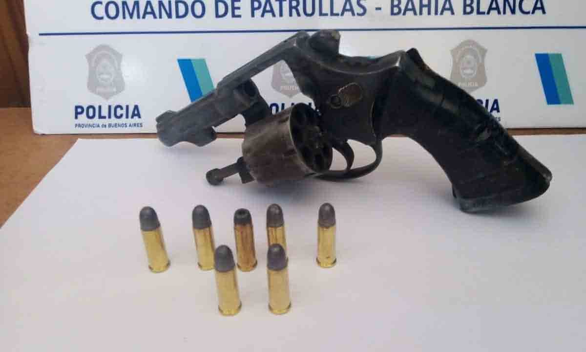 Tres personas condenadas por huir de la policía, chocar y tener un arma de fuego