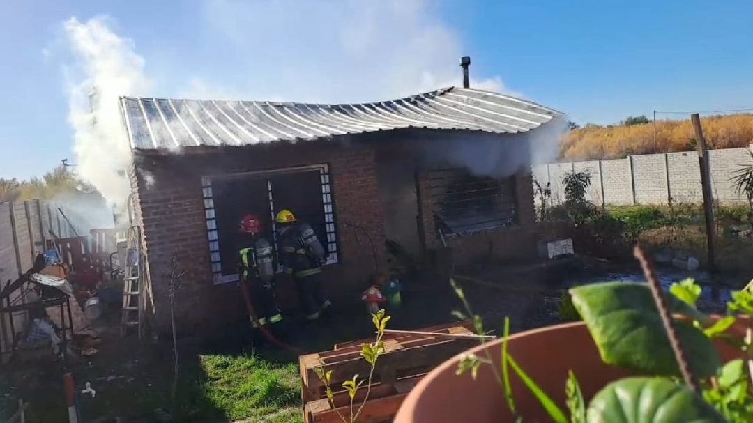 El fuego destruyó por completo una casa