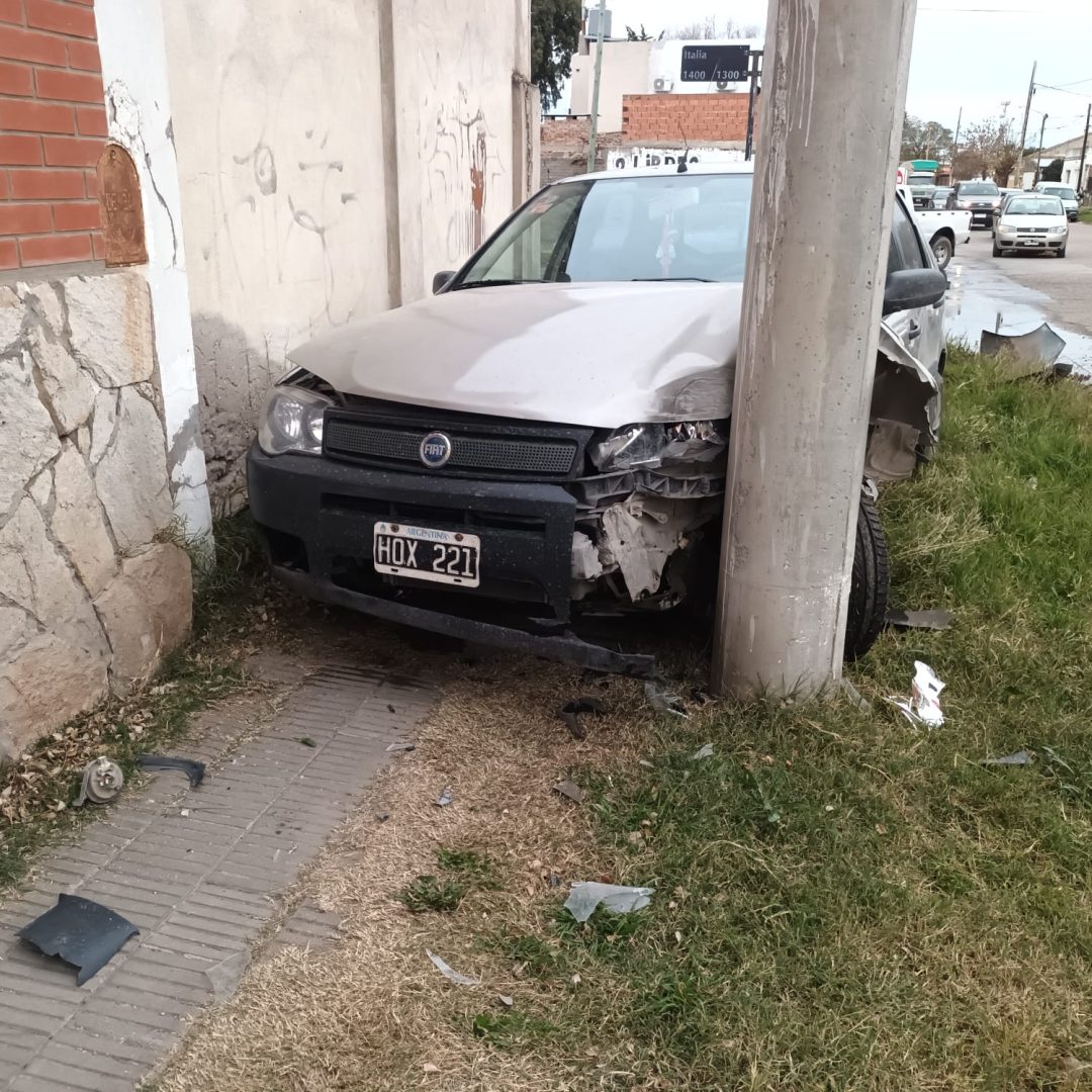 Choque entre dos vehículos, uno subió a la vereda. Una menor resultó con golpes.