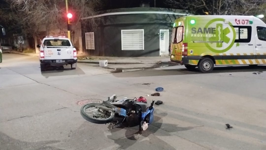 Motociclista herido tras chocar contra un auto