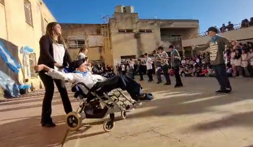 Un chico en sillas de rueda bailó en el acto del 9 de julio y emocionó a todos