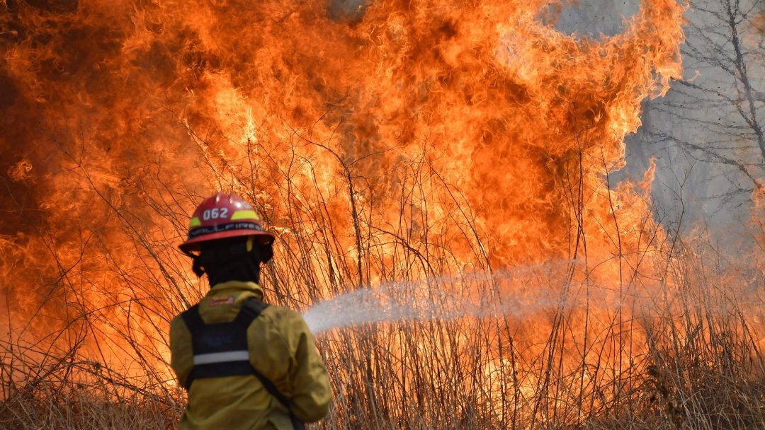 Incendio en Córdoba: al menos seis dotaciones de bomberos combaten las llamas en el Cerro Uritorco