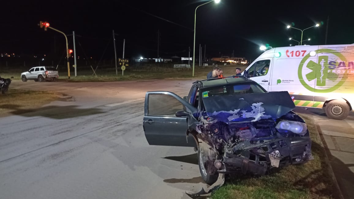 Un herido tras chocar a un auto que esperaba el semáforo